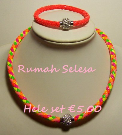 mooie oranje armband met ketting beide met magneetsluiting en strass bal artikelnummer:Tr012