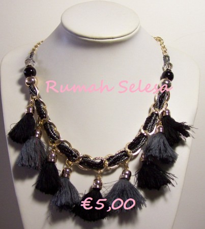 leuke grijs/zwarte tinten ketting met kwastjes artikelnummer:TrK001