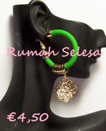 leuke fluor groene oorbellen met mooie hanger artikelnummer:TrO002